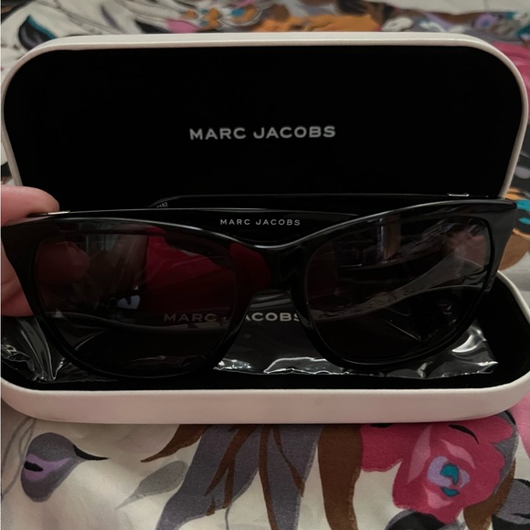 Marc Jacobs Sunglass. - Picture 2 of 6